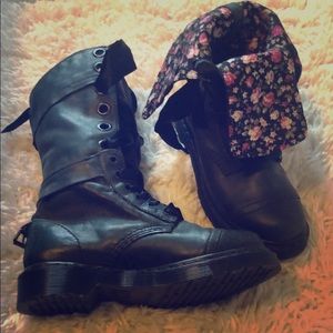 Dr. Martens Triumph Fold Over with ribbon laces